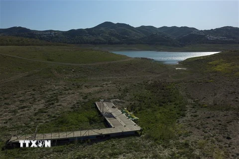 Hồ chứa nước cạn khô do hạn hán tại tỉnh Malaga, Tây Ban Nha. (Ảnh: AFP/TTXVN)