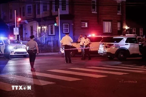 Cảnh sát phong tỏa hiện trường một vụ xả súng ở Mỹ. (Ảnh: The Philadelphia Inquirer/TTXVN)