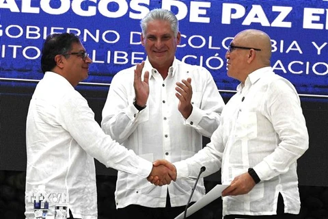 Tổng thống Colombia Gustavo Petro (trái) Chủ tịch Cuba Miguel Diaz-Canel (giữa) và Chỉ huy nhóm vũ trang ELN, Antonio Garcia (phải) tại lễ ký ở thủ đô La Habana, Cuba, ngày 9/6/2023. (Ảnh: AFP/TTXVN)