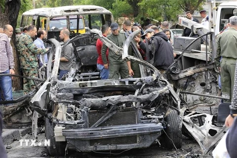 Hiện trường một vụ đánh bom xe tại Damascus, Syria. (Ảnh: AFP/TTXVN)
