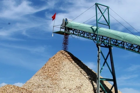 Chế biến nguyên liệu dăm gỗ xuất khẩu tại nhà máy ở tỉnh Phú Yên với sản lượng trên 100.000 tấn/năm. (Ảnh: TTXVN)