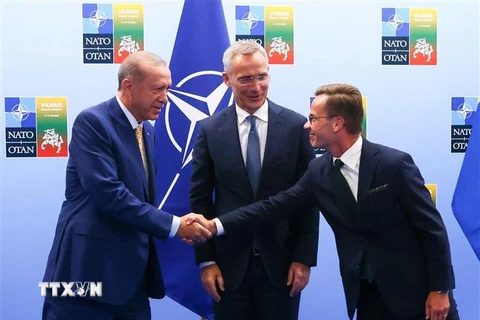 Tổng thống Thổ Nhĩ Kỳ Recep Tayyip Erdogan, Tổng Thư ký Tổ chức Hiệp ước Bắc Đại Tây Dương (NATO) Jens Stoltenberg và Thủ tướng Thụy Điển Ulf Kristersson trong cuộc gặp trước thềm Hội nghị thượng đỉnh NATO ở Vilnius (Litva) ngày 10/7/2023. (Ảnh: AFP/TTXVN
