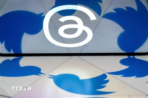 Biểu tượng ứng dụng Threads và Twitter. (Ảnh: AFP/TTXVN)