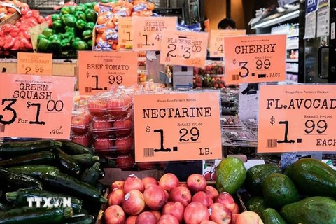 Giá các mặt hàng được niêm yết trong siêu thị ở New York, Mỹ ngày 12/1/2023. (Ảnh: THX/TTXVN)