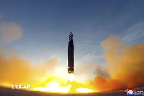 Một vụ phóng tên lửa đạn đạo liên lục địa của Triều Tiên từ Sân bay Quốc tế Bình Nhưỡng, ngày 16/3/2023. (Ảnh: AFP/TTXVN)