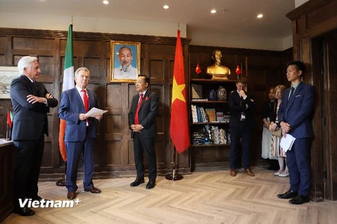 Đại sứ Nguyễn Hoàng Long phát biểu tại buổi Lễ Khai trương Văn phòng Lãnh sự Danh dự Việt Nam tại Dublin. (Ảnh: Vân Hải/Vietnam+)