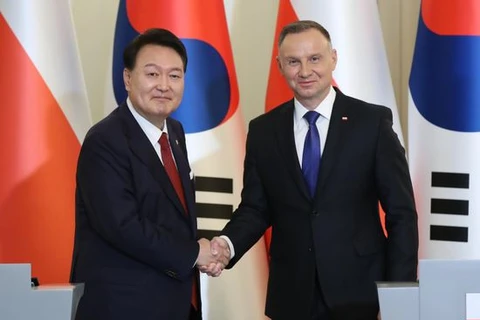 Tổng thống Ba Lan Andrzej Duda (phải) và người đồng cấp Hàn Quốc Yoon Suk Yeol. (Nguồn: Koreajoongangdaily)