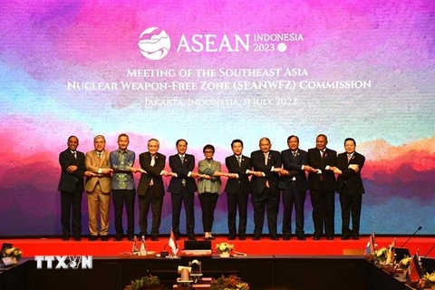 Bộ trưởng Ngoại giao các nước ASEAN và Timor Leste chụp ảnh lưu niệm. (Ảnh: TTXVN phát)
