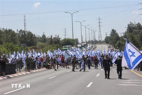 Người biểu tình tập trung tại quốc lộ 443, gần thành phố Modiin, Israel ngày 11/7/2023. (Ảnh: AFP/TTXVN)