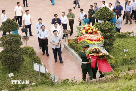 [Photo] Chủ tịch Quốc hội tưởng niệm các Anh hùng liệt sỹ ở Quảng Trị