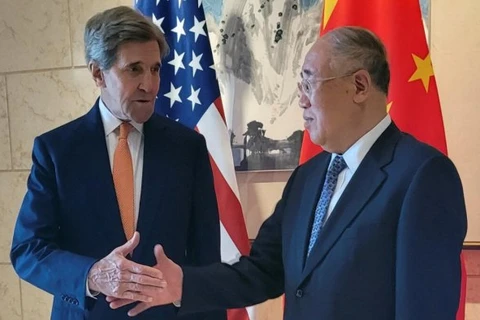 Ông John Kerry (trái) và ông Giải Chấn Hoa. (Nguồn: Reuters)