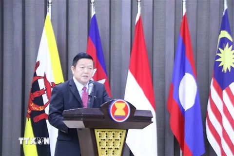 Tổng Thư ký ASEAN Kao Kim Hourn phát biểu tại cuộc gặp ngoại giao đoàn công bố kết quả Hội nghị Bộ trưởng Ngoại giao ASEAN (AMM) lần thứ 56 và các Hội nghị liên quan. (Ảnh: Hữu Chiến/TTXVN)