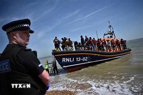Người di cư tới bờ biển tại Dungeness, Anh, sau khi được giải cứu khi vượt eo biển Manche, ngày 15/3/2022. (Ảnh: AFP/TTXVN)