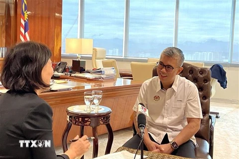 Bộ trưởng Đầu tư, Thương mại và Công nghiệp Malaysia (MITI) Tengku Datuk Seri Utama Zafrul trả lời phỏng vấn của phóng viên TTXVN tại Malaysia. (Ảnh: Thúy An/TTXVN)