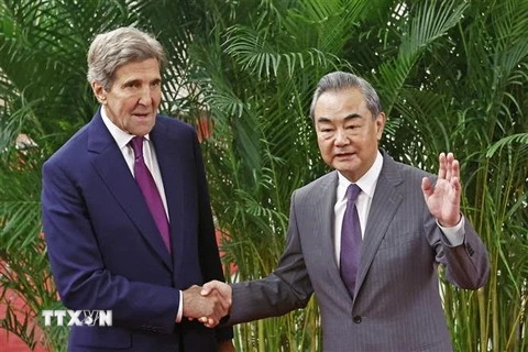 Đặc phái viên về khí hậu của Mỹ, ông John Kerry (trái) trong cuộc gặp với Chủ nhiệm Văn phòng Ủy ban Công tác Đối ngoại Trung ương Trung Quốc Vương Nghị (phải) tại Bắc Kinh, ngày 18/7/2023. (Ảnh: Kyodo/TTXVN)