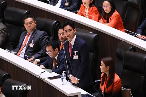 Lãnh đạo đảng Tiến bước (MFP) đồng thời là ứng viên Thủ tướng Pita Limjaroenrat (thứ 2, phải, hàng trước) phát biểu tại phiên họp bỏ phiếu bầu Thủ tướng của Quốc hội, ở Bangkok ngày 13/7/2023. (Ảnh: AFP/TTXVN) 