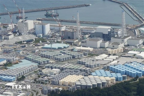 Các bể chứa nước thải nhiễm xạ tại nhà máy điện hạt nhân Fukushima Daiichi ở tỉnh Fukushima, Đông Bắc Nhật Bản. (Ảnh: Kyodo/TTXVN)