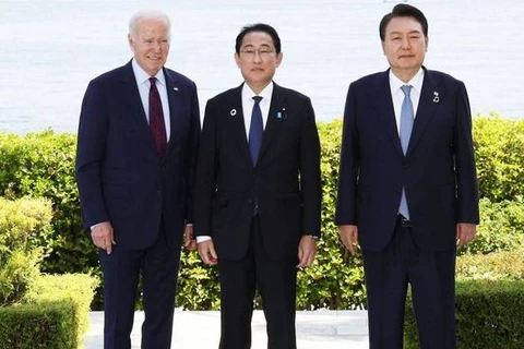 Tổng thống Hàn Quốc Yoon Suk Yeol (phải), Tổng thống Mỹ Joe Biden (trái) và Thủ tướng Nhật Bản Fumio Kishida. (Nguồn: Kyodo)