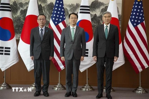 Đặc phái viên Hàn Quốc về hòa bình và an ninh trên bán đảo Triều Tiên, ông Kim Gunn (giữa), người đồng cấp Mỹ Sung Kim (phải) và người đồng cấp Nhật Bản Takehiro Funakoshi (trái) tại cuộc gặp ở Seoul, Hàn Quốc, ngày 7/4/2023. (Ảnh: AFP/TTXVN)