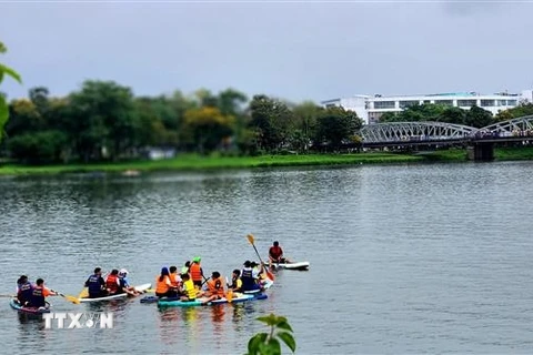 Du khách tham gia trải nghiệm chèo sup trên sông Hương. (Ảnh: Tường Vi/TTXVN)