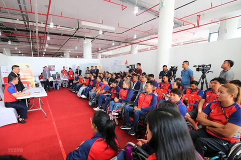 Quang cảnh buổi gặp mặt, chúc mừng thành tích của Đoàn Thể thao Người Khuyết tật Việt Nam tại ASEAN Para Games 12. (Ảnh: Hoàng Minh/TTXVN)