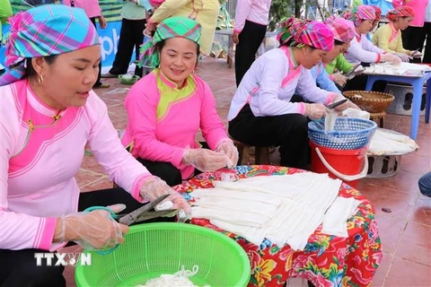 Thi cắt bánh phở tại Lễ hội Háu Đoong của đồng bào dân tộc Giáy ở Lai Châu. (Ảnh: Nguyễn Oanh/TTXVN)