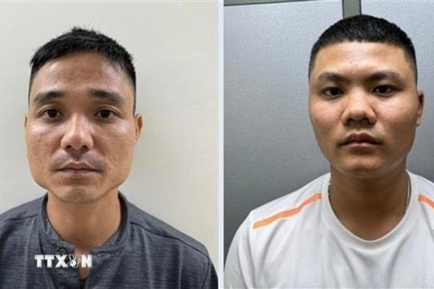 Các đối tượng Phùng Văn Huy (sinh năm 1989) và Đỗ Tiến Thành (sinh năm 2000) bị tạm giữ hình sự. (Ảnh: TTXVN phát)