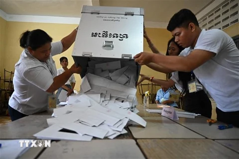 Nhân viên bầu cử Campuchia tiến hành kiểm phiếu tại một điểm bầu cử Quốc hội ở thủ đô Phnom Penh, ngày 23/7/2023. (Ảnh: AFP/TTXVN)