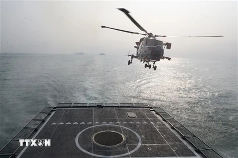 Trực thăng hạ cánh xuống tàu khu trục Eulji Mundeok của Hải quân Hàn Quốc trong cuộc tập trận bắn đạn thật ngoài khơi Taean ngày 4/1/2023. (Ảnh: Yonhap/TTXVN)