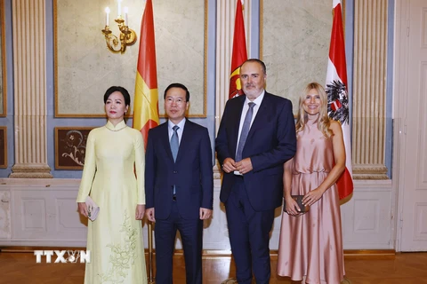 Chủ tịch nước Võ Văn Thưởng và Phu nhân chụp ảnh chung với Ngài Hans Peter Doskozil, Thủ hiến bang Burgenland và Phu nhân. (Ảnh: Thống Nhất/TTXVN)