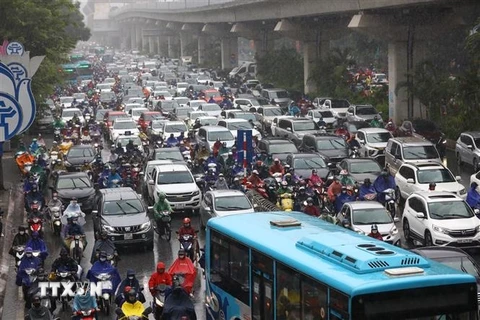 Ùn tắc tại đường Nguyễn Trãi, đoạn gần ngã tư hầm chui Khuất Duy Tiến, quận Thanh Xuân. (Ảnh: Huy Hùng/TTXVN)