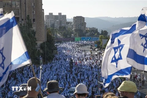 Biểu tình tại Jerusalem, phản đối kế hoạch cải cách tư pháp của Chính phủ, ngày 22/7/2023. (Ảnh: THX/TTXVN)
