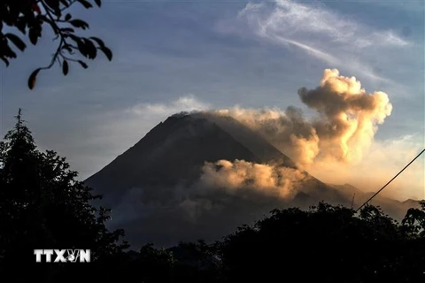 Núi lửa Merapi nằm ở ranh giới các tỉnh Trung Java và Yogyakarta của Indonesia phun tro bụi, ngày 9/4/2023. (Ảnh: AFP/TTXVN)