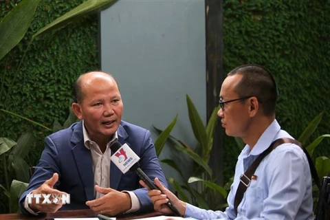 Thạc sỹ Uch Leang (trái), Phó Viện trưởng Viện Nghiên cứu Á-Phi và Trung Đông, Viện Quan hệ Quốc tế Campuchia thuộc RAC trả lời phỏng vấn phóng viên TTXVN tại Phnom Penh. (Ảnh: Hoàng Minh/TTXVN)