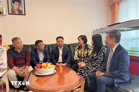 Đoàn tới thăm hỏi gia đình chị Chu Thị Đài có bố là liệt sỹ. (Ảnh: Mạnh Hùng/TTXVN)