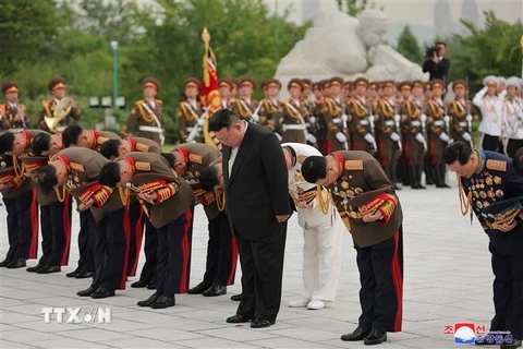 Nhà lãnh đạo Triều Tiên Kim Jong-un đặt hoa tưởng niệm tại Nghĩa trang Liệt sỹ ở Bình Nhưỡng, ngày 25/7/2023. (Ảnh: YONHAP/TTXVN)