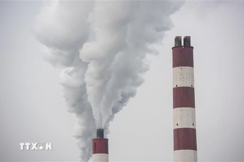 Khí thải phát ra từ một nhà máy điện than ở Thượng Hải, Trung Quốc. (Ảnh: AFP/TTXVN)