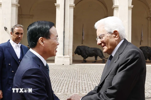 Tổng thống Italy Sergio Mattarella đón Chủ tịch nước Võ Văn Thưởng. (Ảnh: Thống Nhất/TTXVN)