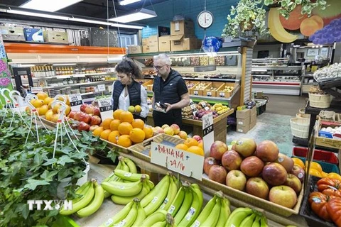 Người tiêu dùng chọn mua hàng hóa tại siêu thị ở Toronto, Canada. (Ảnh: THX/TTXVN)