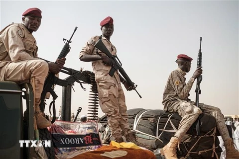 Các thành viên Lực lượng hỗ trợ nhanh Sudan tuần tra tại Abraq, cách thủ đô Khartoum khoảng 60km về phía Tây Bắc. (Ảnh: AFP/TTXVN)