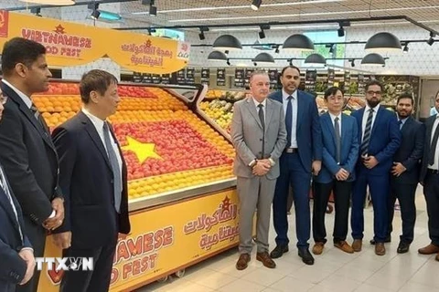 Đại sứ Việt Nam tại UAE Nguyễn Mạnh Tuấn (thứ 3, trái sang) tại một sự kiện giới thiệu hàng nông sản Việt Nam tại UAE. (Ảnh: TTXVN phát)