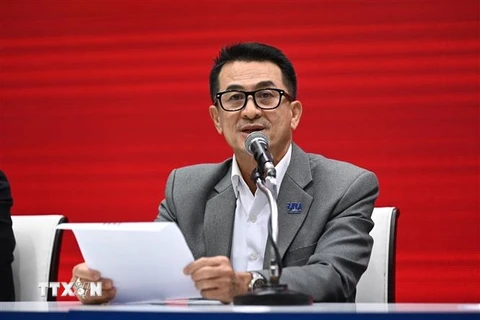 Lãnh đạo đảng Pheu Thai Cholnan Srikaew phát biểu tại cuộc họp báo ở Bangkok, Thái Lan, ngày 2/8/2023. (Ảnh: AFP/TTXVN)