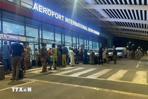 Công dân các nước chờ được sơ tán tại nhà chờ sân bay quốc tế Diori-Hamani ở Niamey, Niger ngày 1/8/2023. (Ảnh: AFP/TTXVN)
