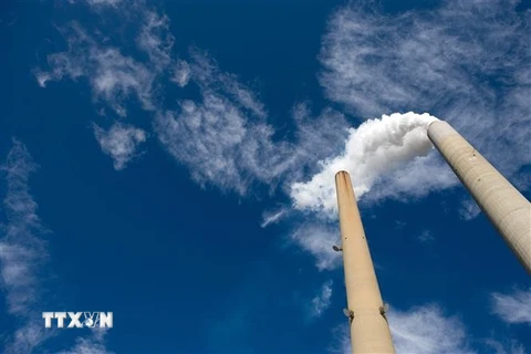 Khí thải từ nhà máy điện than ở New Haven, Tây Virginia, Mỹ. (Ảnh: AFP/TTXVN)