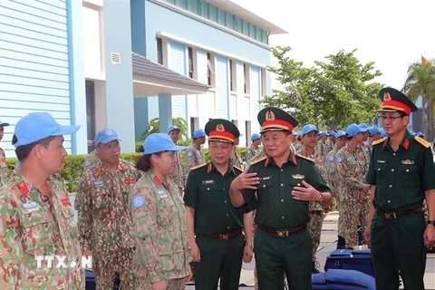 Thượng tướng Hoàng Xuân Chiến với cán bộ, nhân viên chuẩn bị lên đường nhận nhiệm vụ. (Ảnh: Trọng Đức/TTXVN)