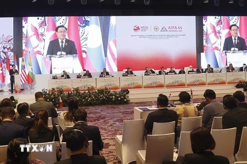 Chủ tịch Quốc hội Vương Đình Huệ phát biểu tại Phiên toàn thể thứ nhất Đại Hội đồng Liên Nghị viện các nước Đông Nam Á lần thứ 44 (AIPA-44) vào chiều 7/8. (Ảnh: Doãn Tấn/TTXVN)