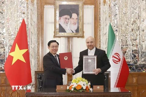Chủ tịch Quốc hội Vương Đình Huệ và Chủ tịch Quốc hội Iran Mohammad Bagher Ghalibaf ký thỏa thuận hợp tác giữa Quốc hội hai nước. (Ảnh: Doãn Tấn/TTXVN)