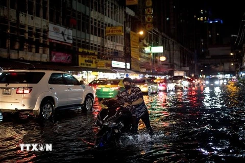 Cảnh ngập lụt sau những trận mưa lớn tại Thái Lan. (Ảnh: AFP/TTXVN)