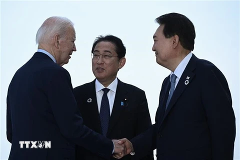 Tổng thống Mỹ Joe Biden, Thủ tướng Nhật Bản Fumio Kishida và Tổng thống Hàn Quốc Yoon Suk Yeol trong cuộc gặp ba bên tại Hội nghị thượng đỉnh lãnh đạo Nhóm các nước công nghiệp phát triển hàng đầu thế giới ở Hiroshima (Nhật Bản), ngày 21/5/2023. (Ảnh: AFP