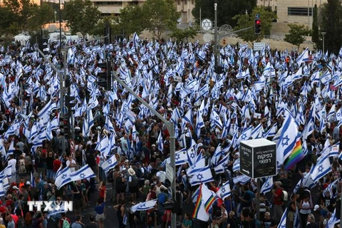Biểu tình tại Jerusalem, phản đối kế hoạch cải cách tư pháp của Chính phủ, ngày 22/7/2023. (Ảnh: AFP/TTXVN)